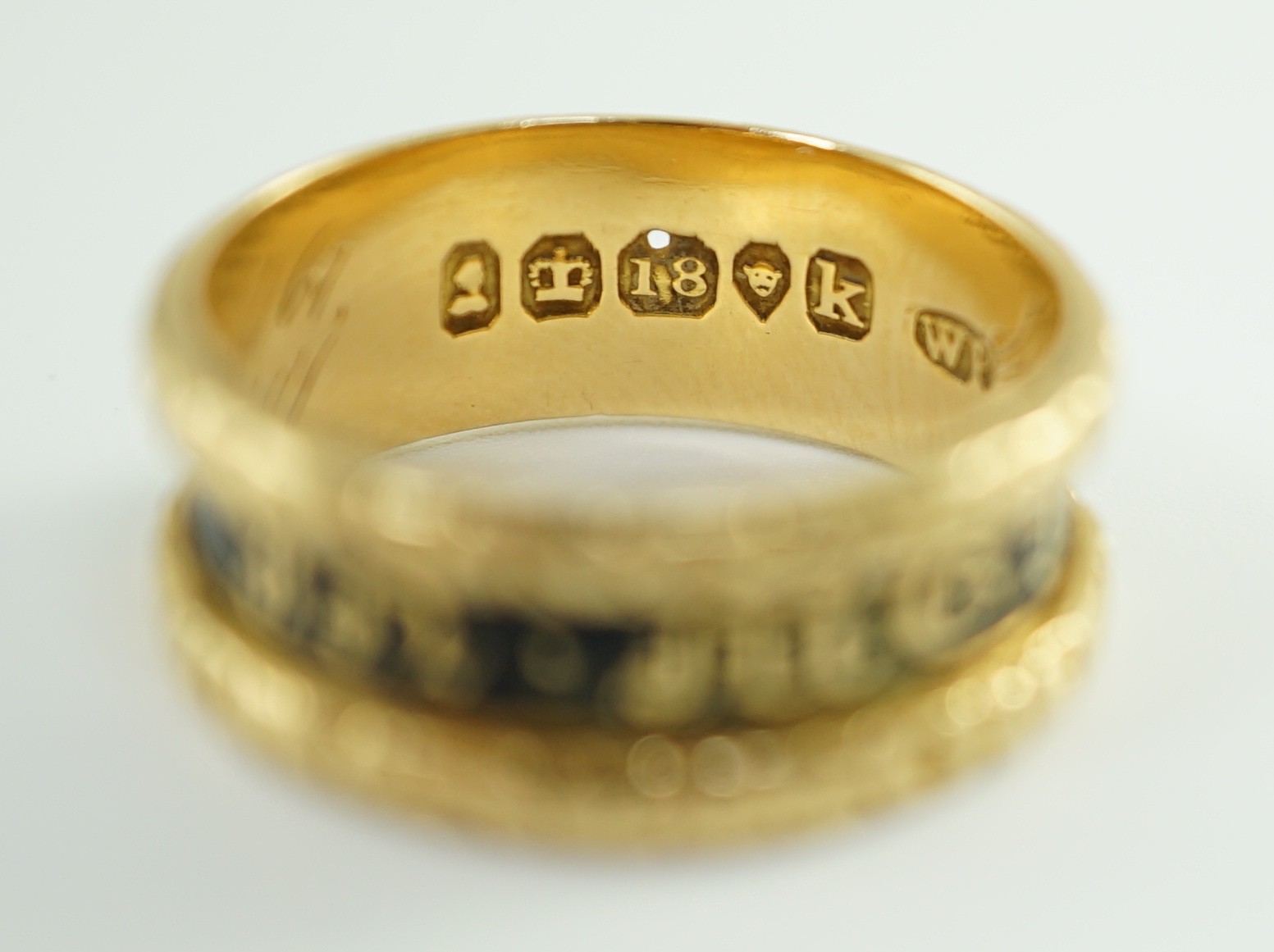 A George IV 18ct gold and black enamel 'In Memory Of' mourning band, with carved scroll border